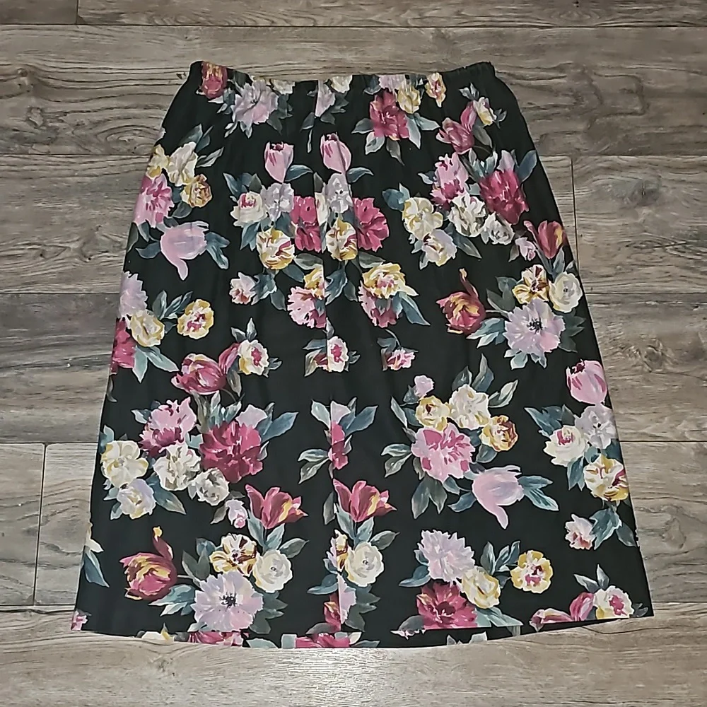 Vintage skirt floral pull on black background and multicolored flowers b33
